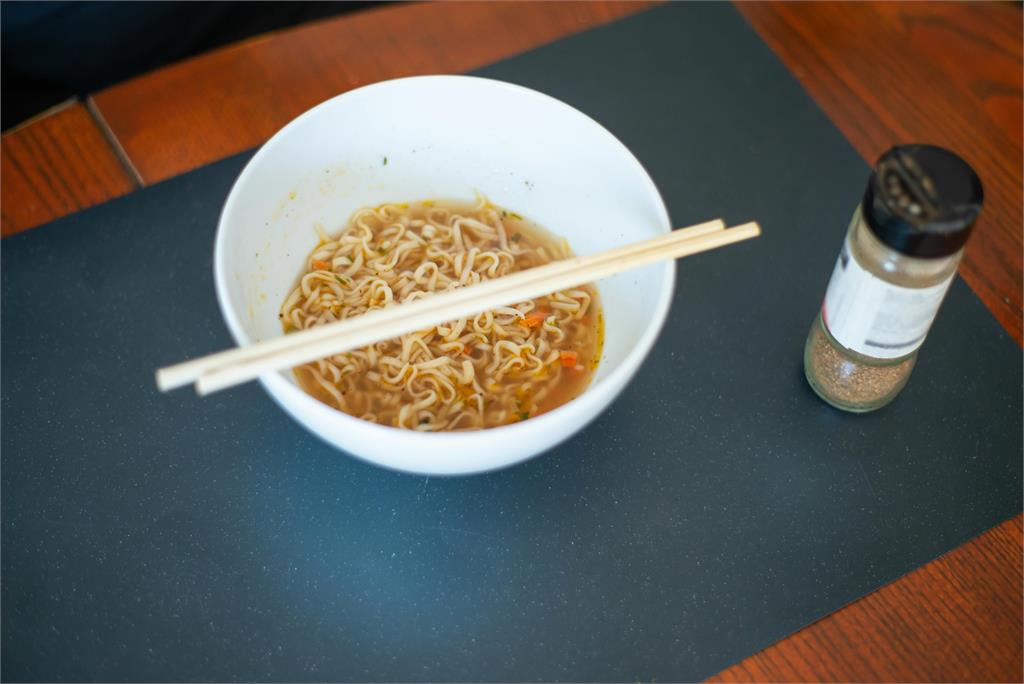 颱風天吃膩泡麵了?「1罐頭」神仙料理被推爆…網一面倒傻眼:貓都不吃!