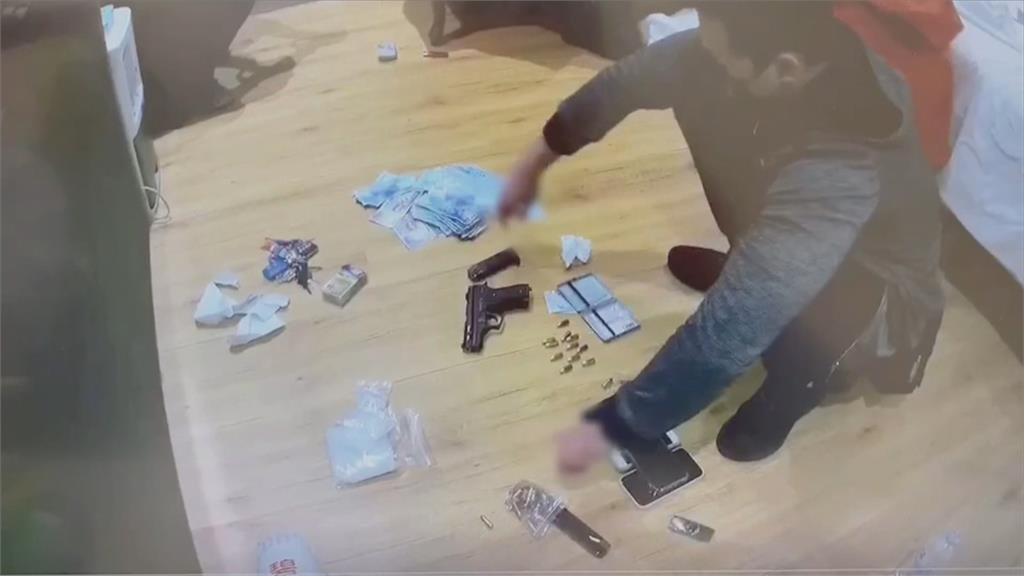 警佯裝買毒跟監 毒販突拔槍 警光速敲落手槍
