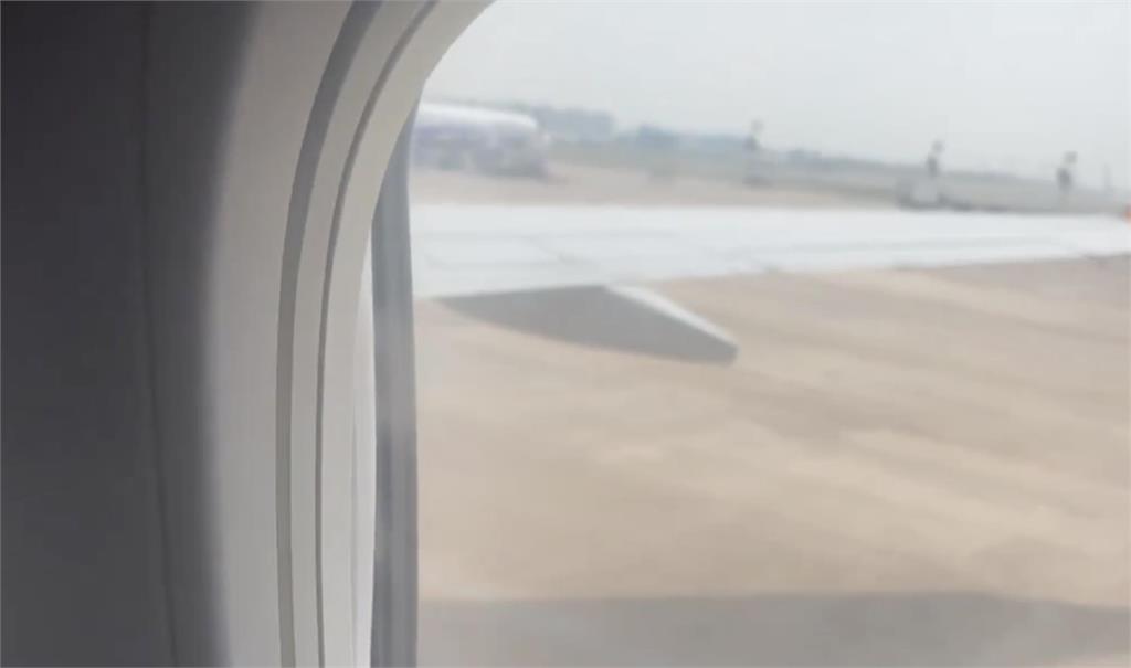 飛機滑行中乘客全站起！走道塞爆「驚險畫面曝」航空公司：符合規範