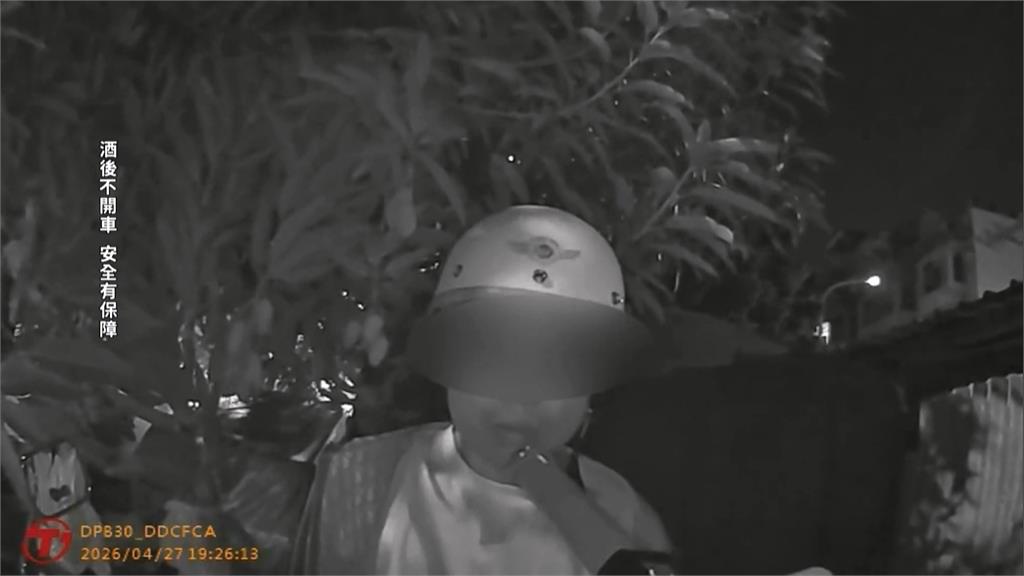 戲劇化！高雄騎士拒酒測「耍花招」　躺警車輪下「假裝被撞」、又伸腿給車輾