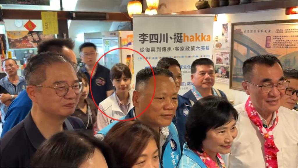 李四川喊藍白合造勢　白營小雞卡位失敗被冷落
