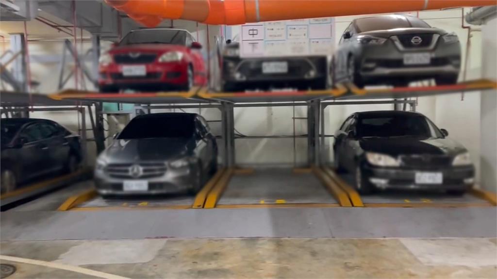 驚悚！機械車位還沒停好竟「自動下降」　車主嚇壞急求救