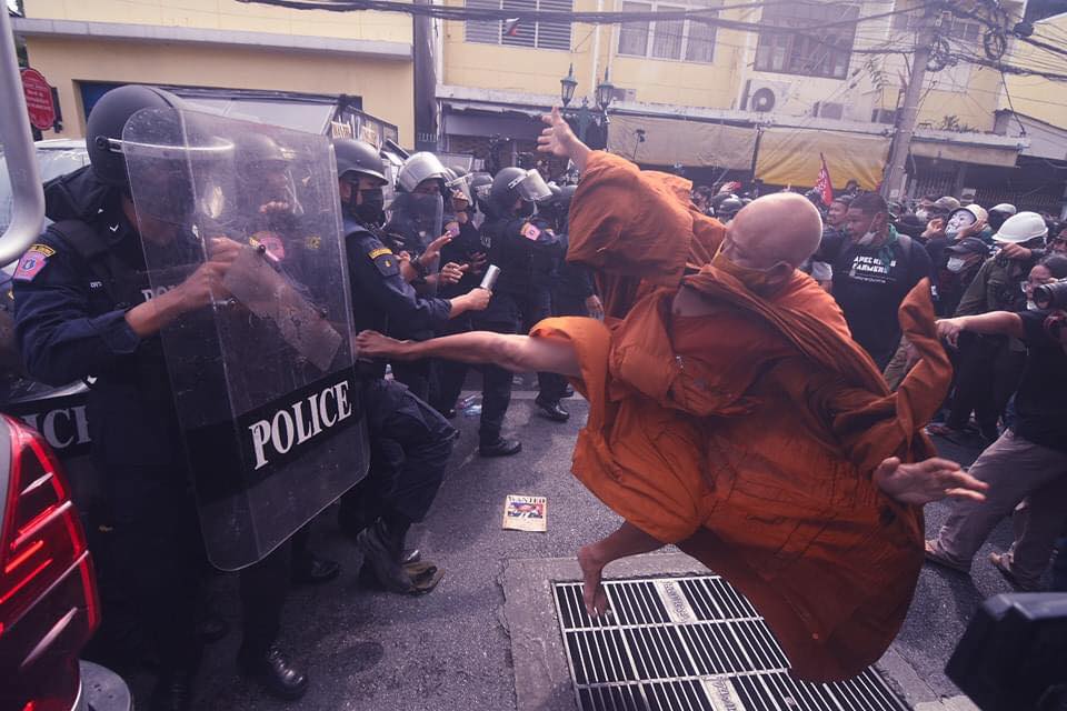 泰國僧侶使出「佛山無影腳」飛踢警察！「半身漂浮」網嚇歪：曼谷葉問
