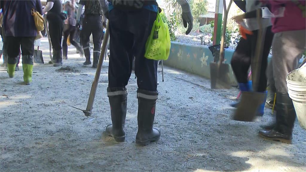 國慶日沙包超人揮國旗唱國歌 中央籲「勺子超人」助清溝
