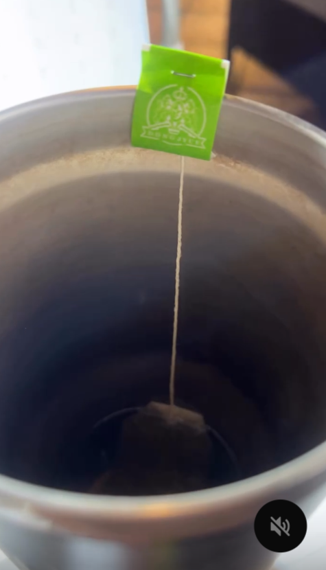 茶包標籤紙竟然有隱藏功能?簡單1招固定杯緣不滑落…網友驚:長知識了