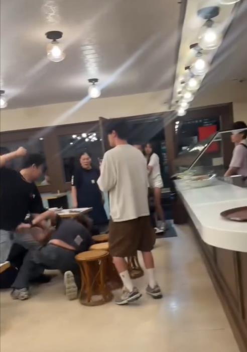 客人「吃飯聊罷免」慘被溫體牛員工毆打!誇張影片曝「北市議員出手了」