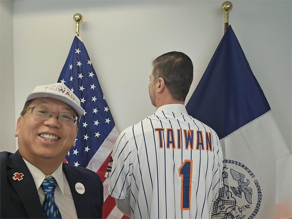 快新聞／穿上「Taiwan 1」球衣！紐約國際事務辦公室負責人盼與台灣有更多交流