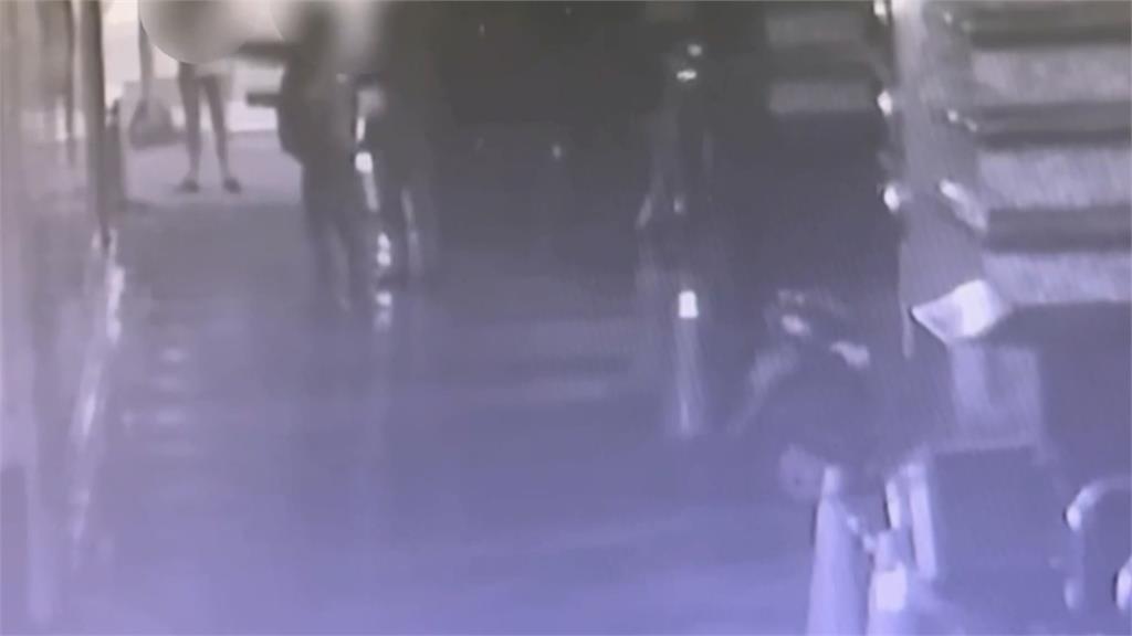 不滿保險理賠遭苛扣　撂人到保險公司砸雞蛋.噴漆被逮