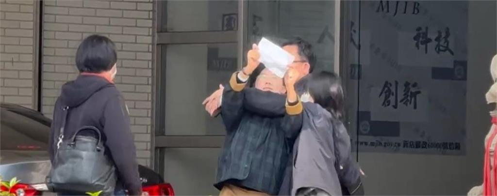 林岱樺高喊「政治干預司法」被調查局人員鎖喉　網傻眼：妳執政黨立委欸