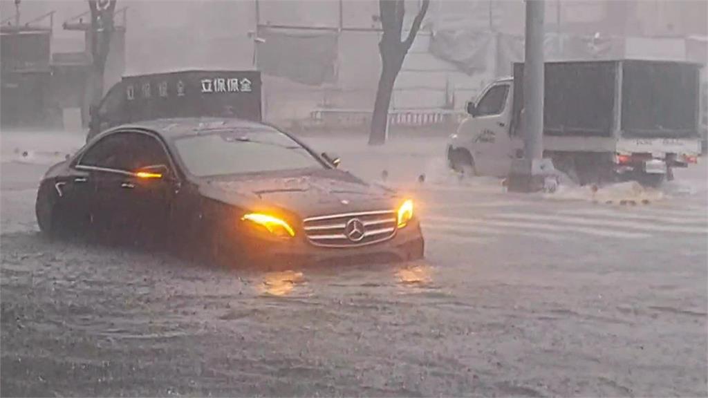 高雄多處出現淹水災情　汽車卡路上.住家淹成游泳池