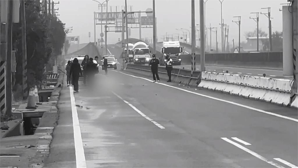 驚悚畫面曝!西濱苗栗段騎士撞拖板車 「人卡機車」爆頭身亡警不排除這件事