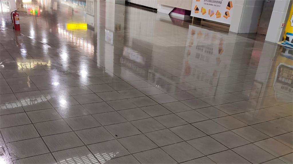 桃園火車站清晨火警！自動灑水撲熄「大廳慘淹水」　通勤族驚：不敢相信眼睛