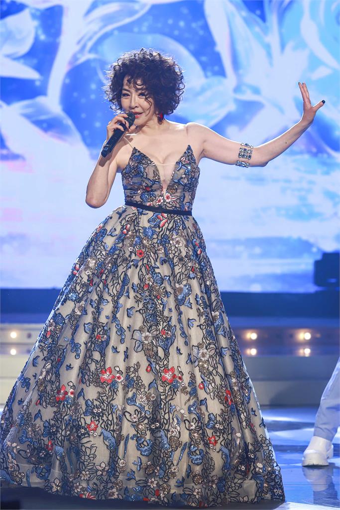 李芳雯穿深V花裙唱跳熱舞!一轉身驚見超「兇」曲線…白冰冰看傻眼