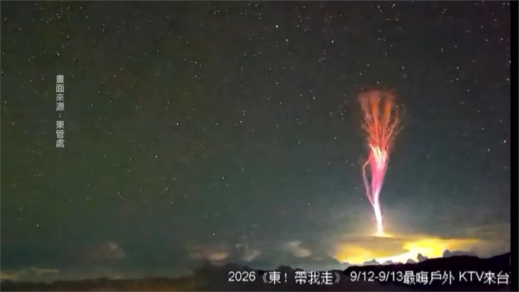 罕見「向上放電」現象如煙火　台東鏡頭君拍下紅色巨大噴流