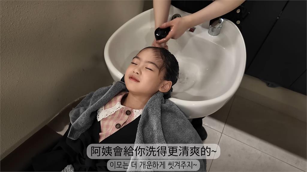 韓國軟萌女童燙頭髮「話不落地」逗樂全場 奶音讓網瘋狂:太可愛了