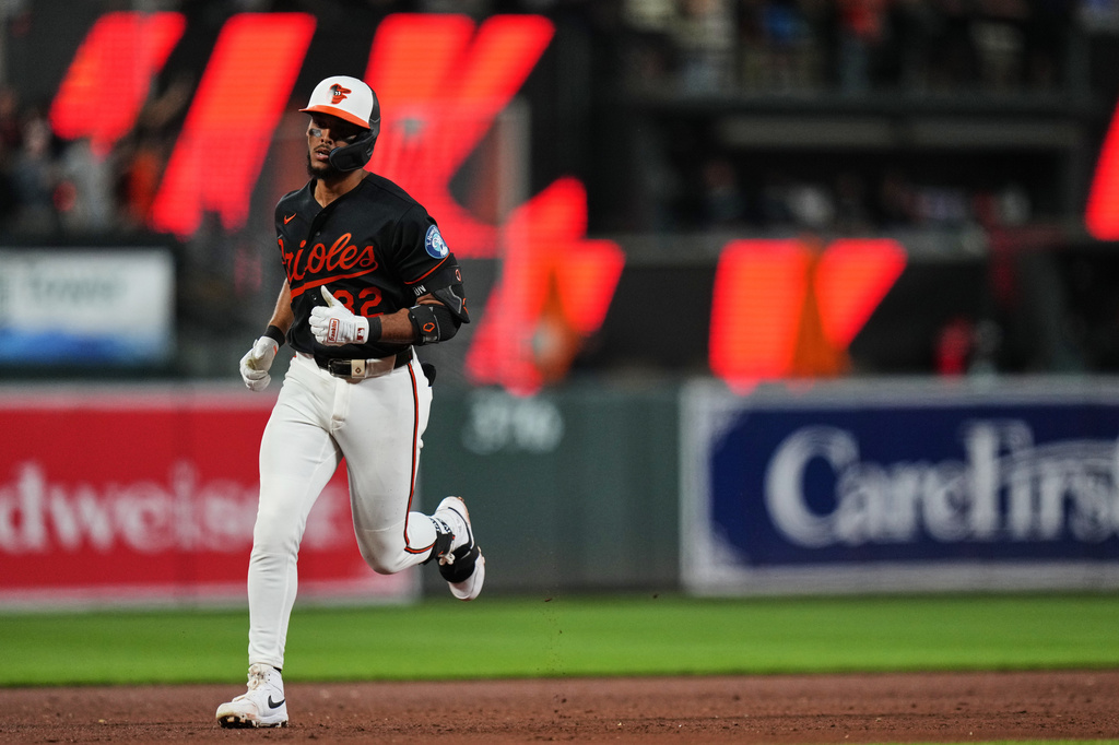 MLB(影)/在休息區裡也難逃球吻!金鶯總教練被自己球員的擦棒球擊中臉