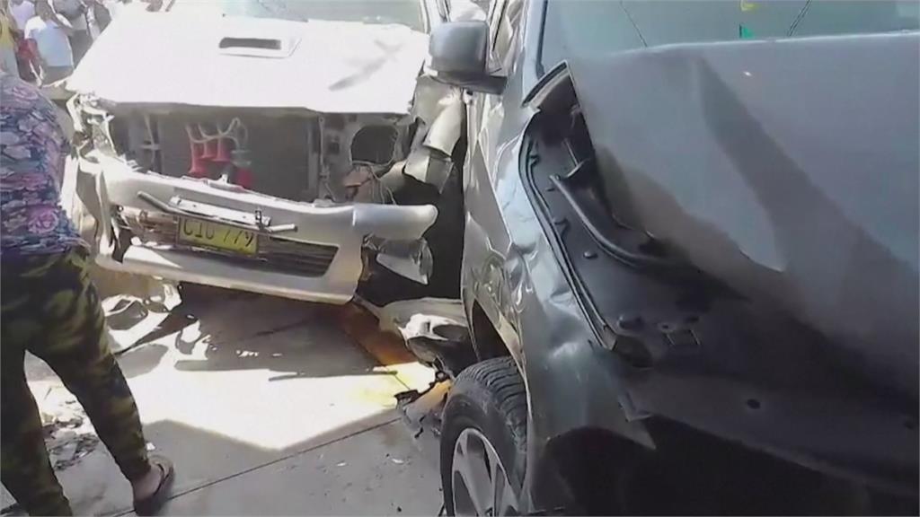 秘魯2車高速衝上人行道 2路人遭撞倒幸無大礙