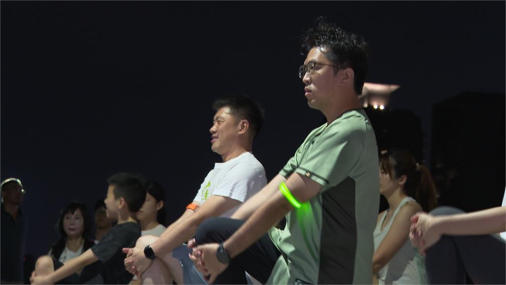 喘吁吁！沈伯洋首次加入夜跑團　3公里挑戰6分速完賽　