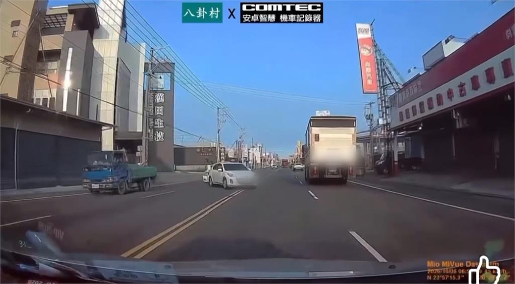 疑上坡衝過頭！　南投混凝土預拌車翻車「水泥全吐光」