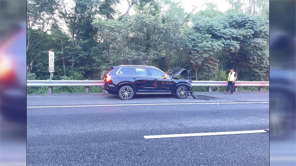 開了輔助駕駛卻不會辨識？　轎車直撞國道工程緩撞車