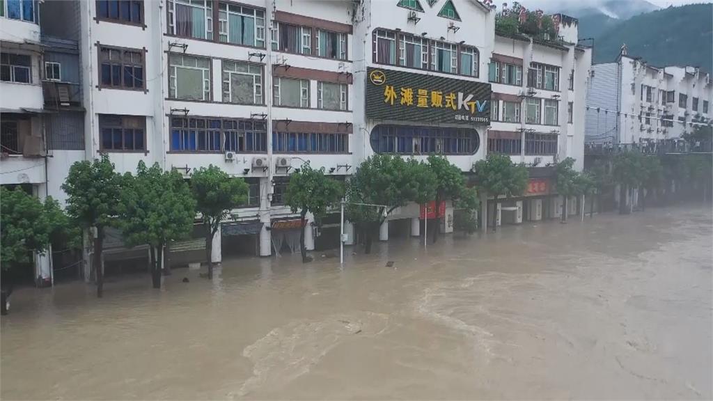 中國陝西、重慶遭暴雨襲擊！水淹至2樓、土石崩塌　超過8萬人受災