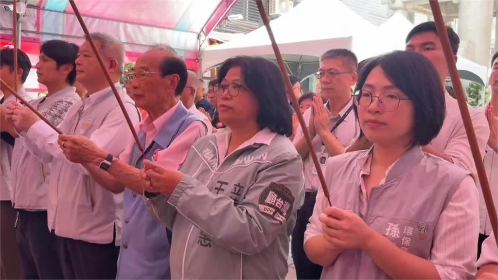 嘉義城隍廟中元普度! 2萬千元鈔疊出"真鈔金馬牆"
