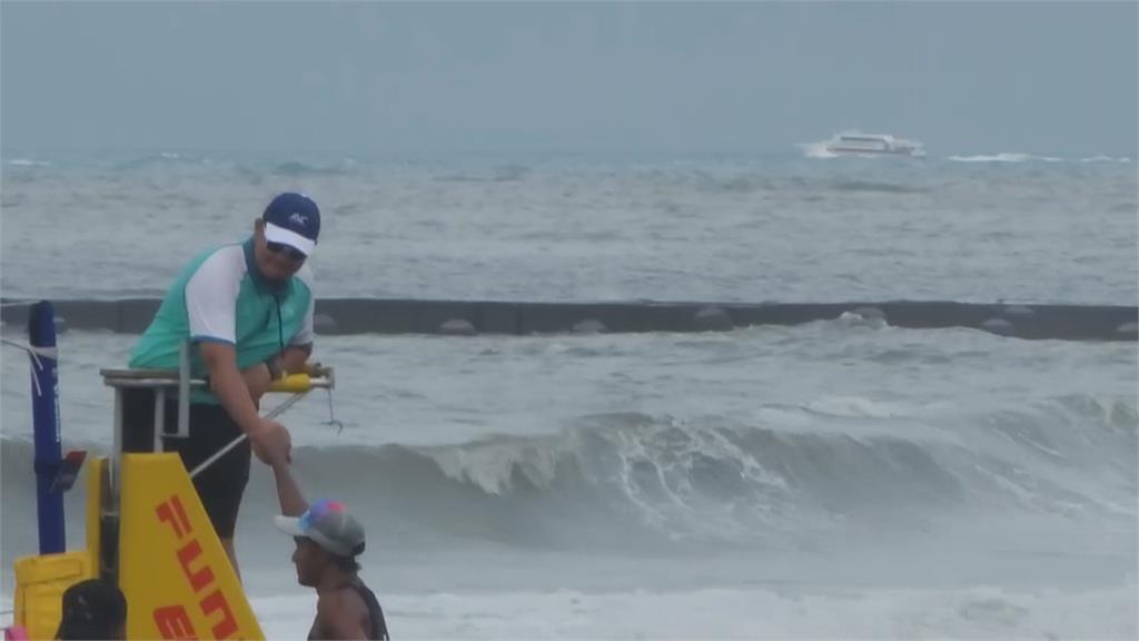 「低氣壓+鋒面」風大雨大浪也大！　民眾搭小琉球航班暈爆：像搭海盜船