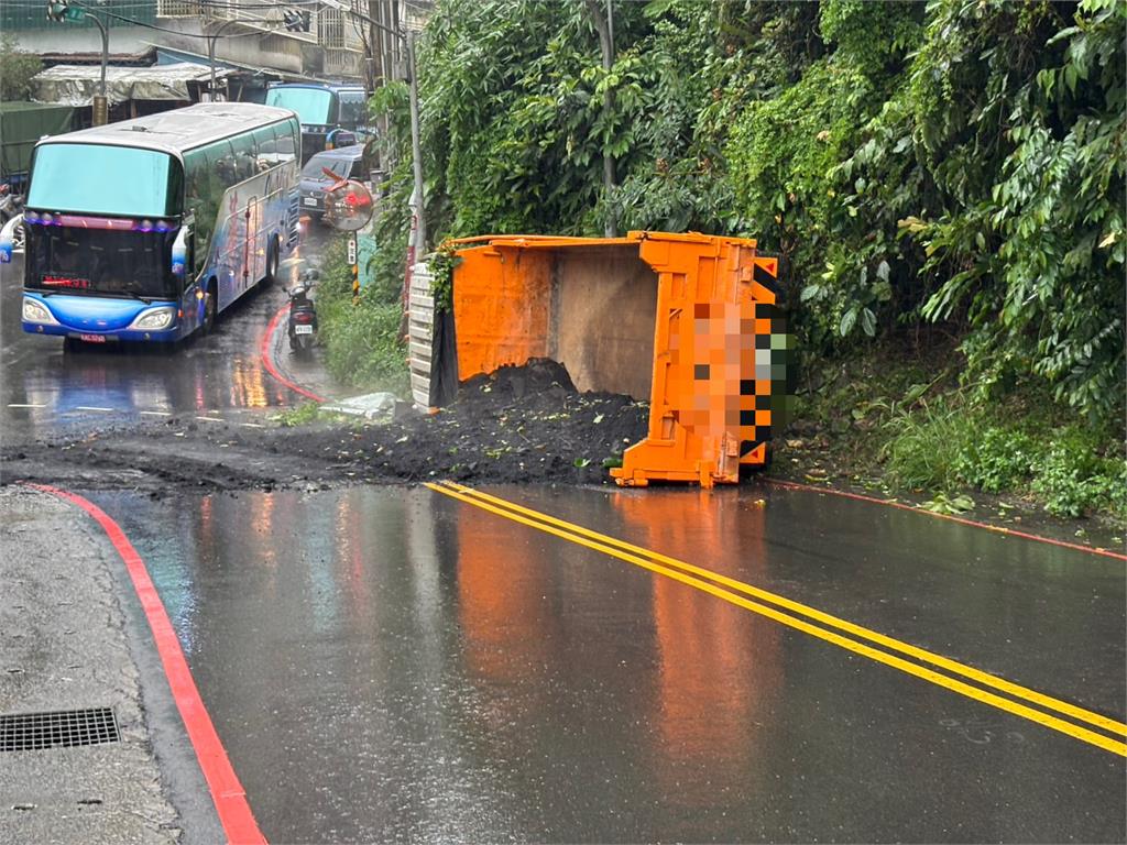 最新／新店砂石車翻覆撞巴士！8人受傷急送醫　消防雨中救援畫面曝光