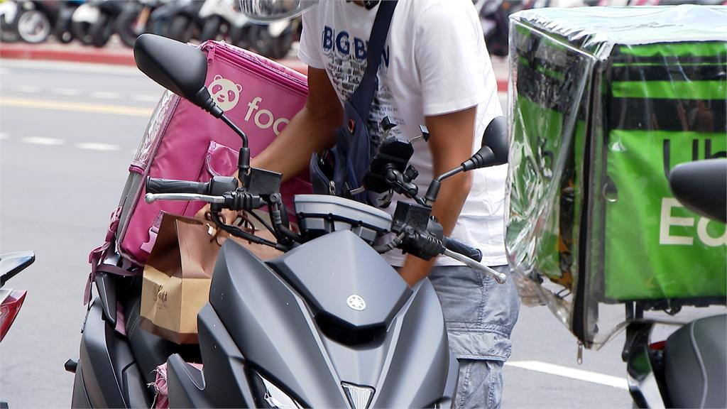 婆婆見外送員中暑倒路邊秒做1舉動!他清醒後喊「這句話」惹哭一票網友