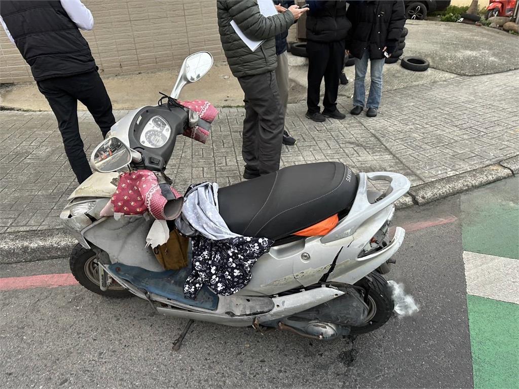 快新聞／宛如保齡球！桃園轎車直撞6機車　6騎士受傷送醫