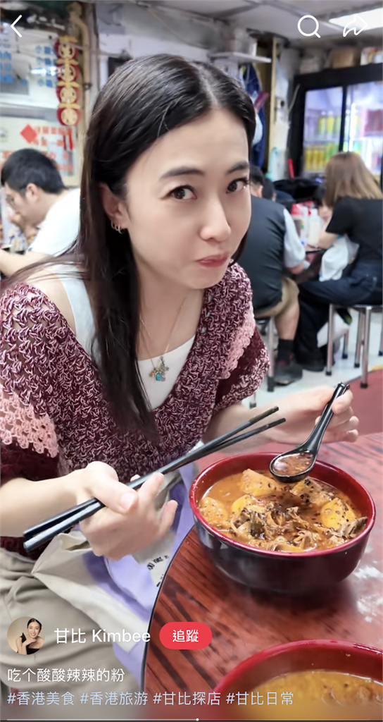 千億富婆嗨嗑小吃店米線！沒背愛馬仕「拎帆布袋」網盛讚：接地氣