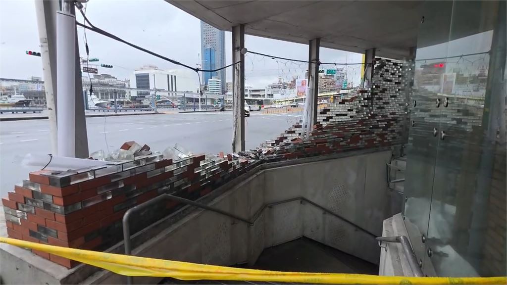 基隆吹12級陣風!地下道圍牆倒 安樂區加蓋鐵皮砸落