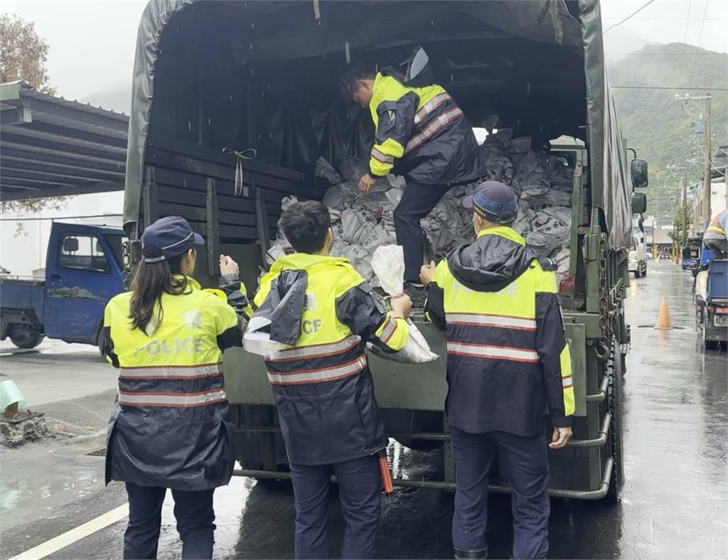 花蓮大雨!光復鄉民宅嚴重淹水 機具到場協助清理水溝