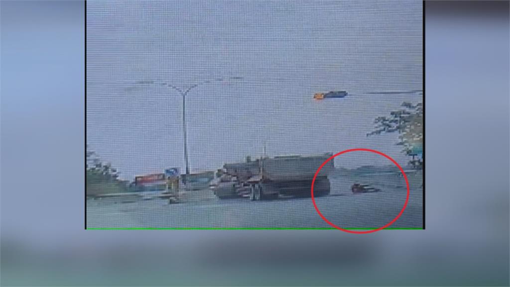 驚險畫面!女騎士綠燈剛起步 險遭右轉砂石車「壓平」