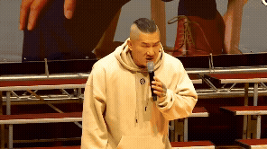 才因直播嗆「斬X頭」遭起訴後首露面！館長又放話稱：教訓賴清德