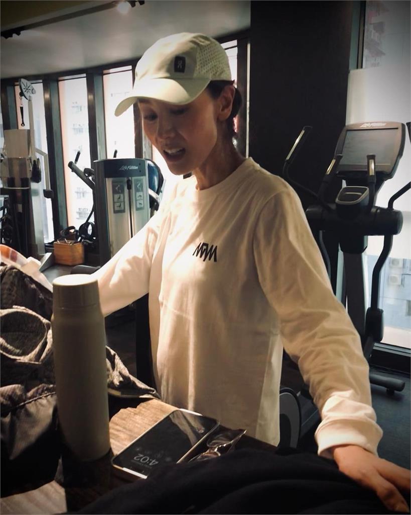 健身房大姐0偽裝筋肉鍛鍊!一抬頭竟是最美港姐 健身房大姐「0偽裝筋肉鍛鍊」竟是最美傳奇港姐!一抬頭「53歲真貌」轟動流出