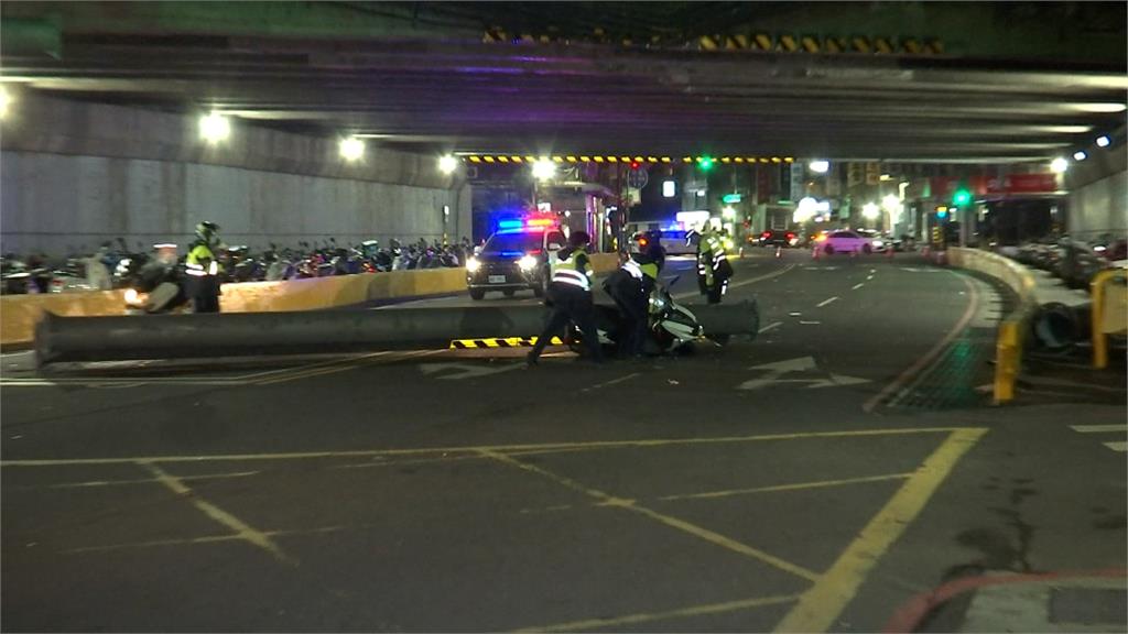 防撞桿被2大貨車連撞掉落 騎士直接撞上 連人帶車噴飛
