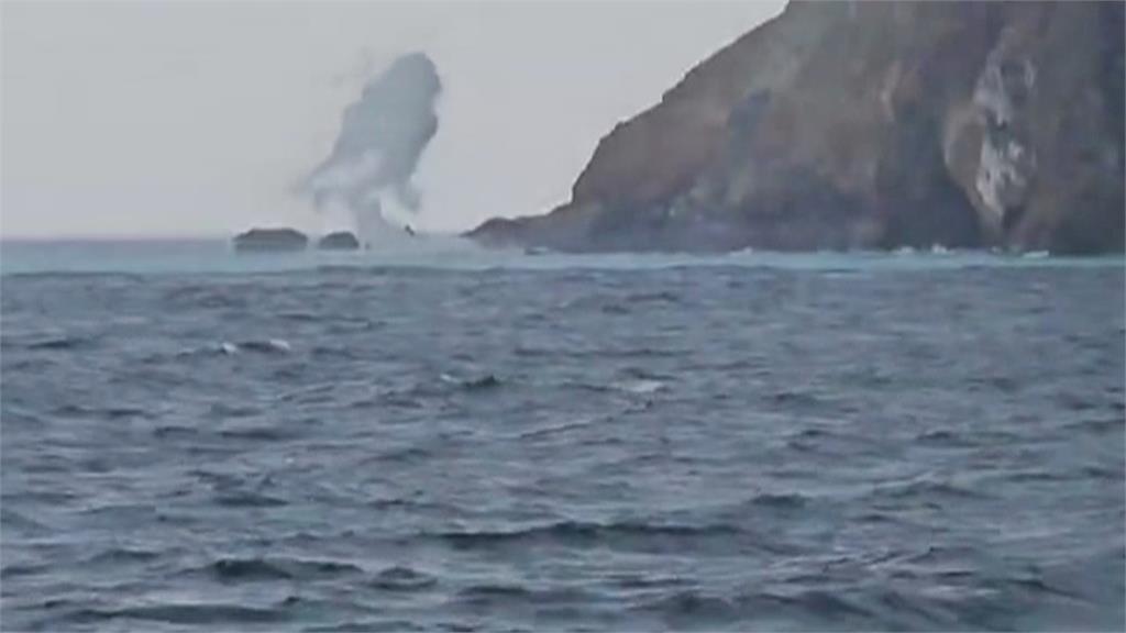 龜山島磺煙大噴發逾3公尺 賞鯨遊客目睹又驚又喜