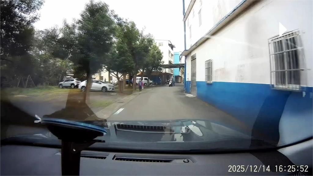 關西男街頭揮鐮刀 外送員驚嚇自摔  警方逮人送辦