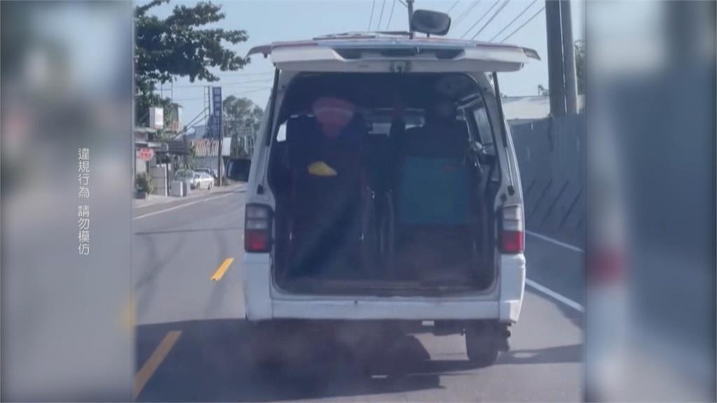診所箱型車載2輪椅族"沒關後車門" 上路行駛險象環生