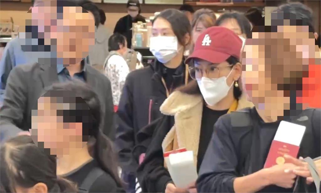八炯堵小微「突聽恩綺已出境」急衝松山!他一看「偷跑畫面」怒炸:真的很壞