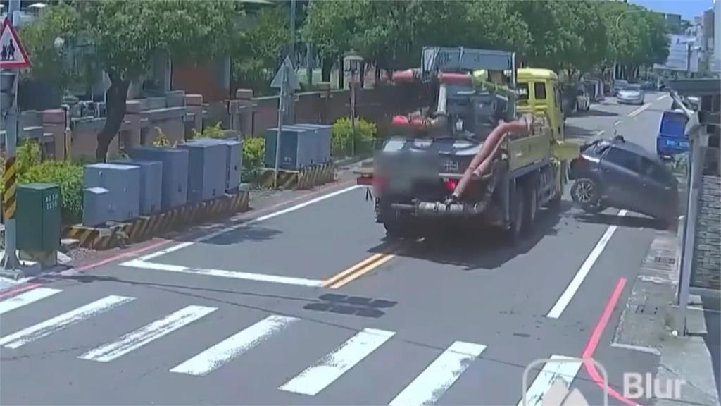 苗栗混凝土車轉彎支架滑落 如「掃堂腿」削爛路邊轎車