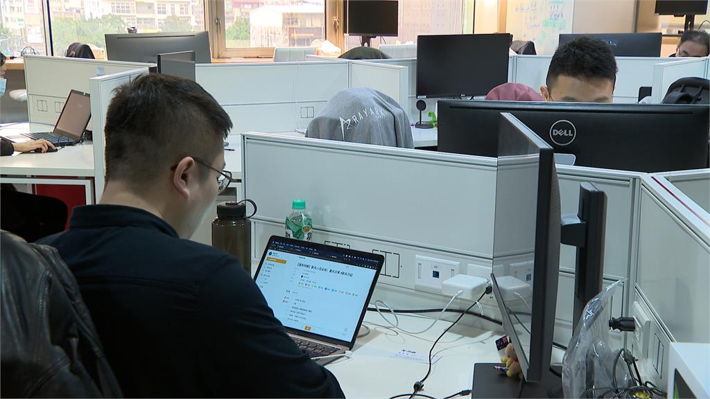 上班幸福指數低!人力銀行調查民眾最想當蔡阿嘎員工 藝人、網紅斜槓副業福利好? 統計高達73%民眾想當員工