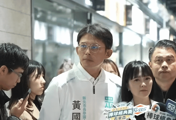 柯文哲遭學妹突襲「竟是被設局」？黃國昌躲旁邊「偷做1舉動」遭網酸：太陰了