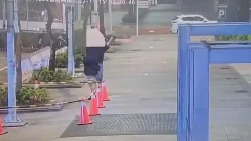 醉後大丈夫? 西門町醉漢隨機抱路人長達10秒鐘