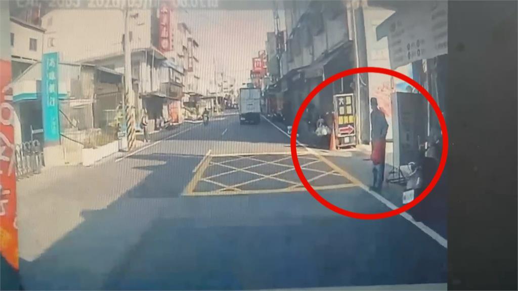 舉手又惹議! 高雄老翁辱罵公車司機 雙方路上僵持