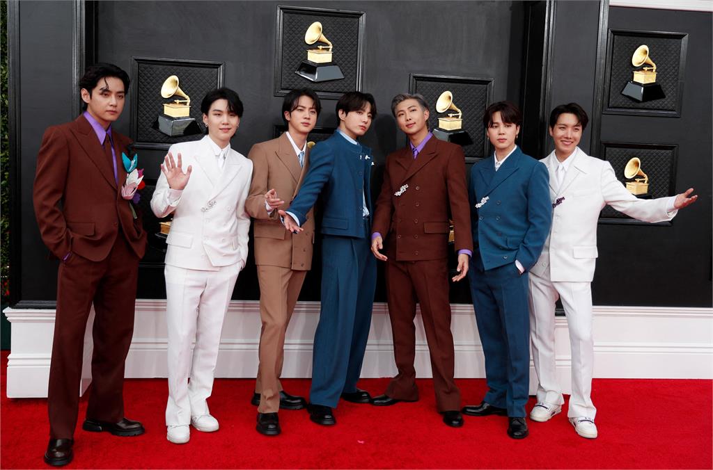 BTS「中止團體活動」影響多大?韓媒估「活動停1年」虧損400億
