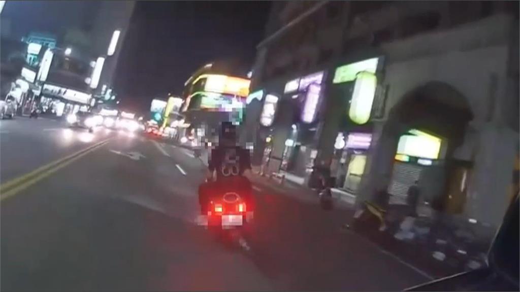 身上藏毒! 雙載機車違停拒攔檢 與警街頭追逐戰 擦撞機車倒地被逮