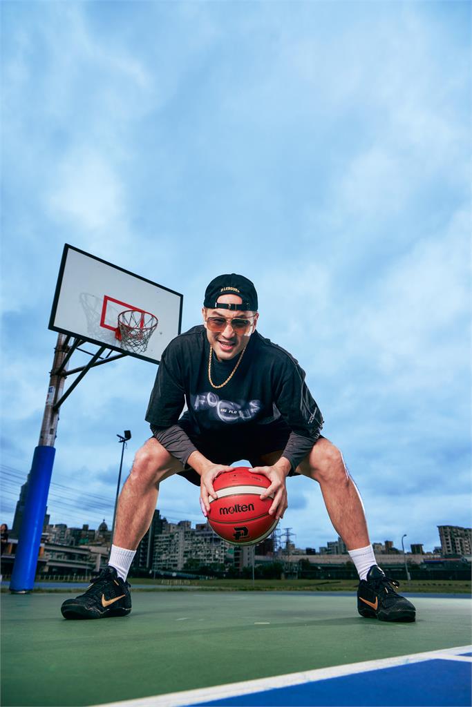 PLG(影)／KIKS攜手PLG推出聯名服飾！「運動潮流」穿梭於日常造型