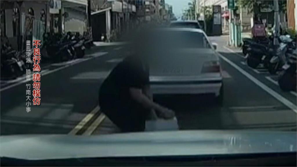 停等紅燈遇假摔! 苗栗男拍車窗喊「嘜走」